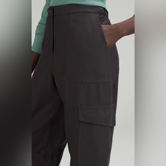 Lululemon Women's Black Light Utilitech Cargo‎ Pocket High Rise Crop Size 29 - Picture 3 of 12